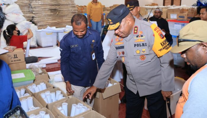 Sambangi Gudang Logistik Pemilu, Kapolda Papua: Pengamanan dan Pengawalan KPU Prioritas Untuk Sukseskan Pemilu