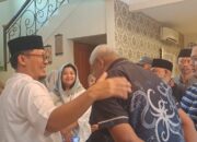 Dapat kabar meninggalnya Almarhum Sumitro, Bupati Johannes Rettob melayat ke Rumah Duka sekaligus berikan Pengiburan bagi Keluarga