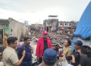 Bupati Mimika, Johannes Rettob serahkan Bantuan kepada korban kebakaran, Warga: Kami bersyukur Bapak datang langsung kunjungi Kami