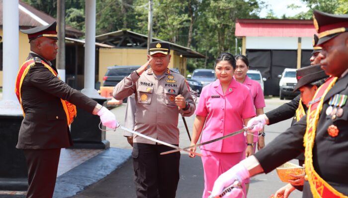 Pedang Pora Iringi Parade Pisah Sambut Kapolres Mimika
