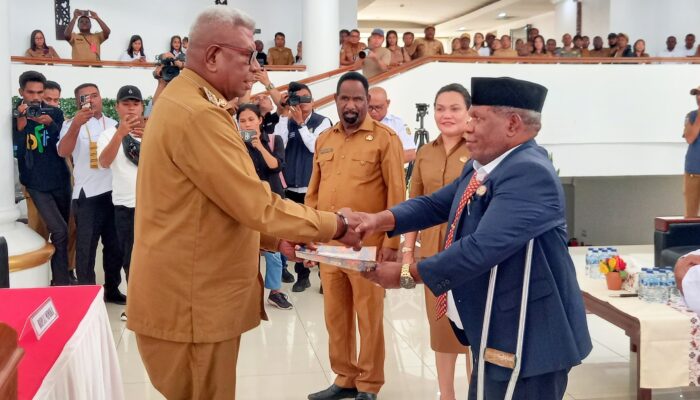 Usai Melantik Petrus Yumte Sebagai PJ Sekda, Bupati Jhon Rettob: ASN Diminta Jaga Kinerja dengan Baik