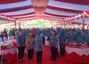 Kunjungi Mimika, Ny Tri Suswati Carnavian Didampingi Ketua PKK Mimika, Suzy Rettob serahkan perlengkapan sekolah dan bibit Cabai
