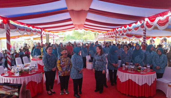 Kunjungi Mimika, Ny Tri Suswati Carnavian Didampingi Ketua PKK Mimika, Suzy Rettob serahkan perlengkapan sekolah dan bibit Cabai