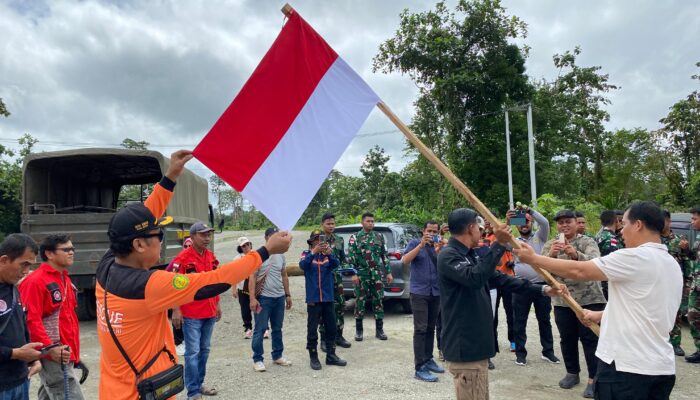 Jelang HUT RI ke-79, Pemkab Mimika Pasang Ribuan Bendera Merah Putih