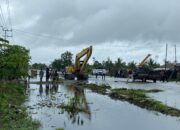 Warga Lakukan Pemalangan Jalan akibat Luapan Air, Kadis PUPR kerahkan 2 Excavator Bersihkan sampah