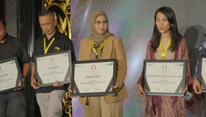 Bio Farma Terima Award dari Markplus dalam Sektor Farmasi