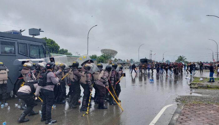 Sejumlah Massa ‘Chaos’ Diamankan Aparat TNI-Polri saat Sispamkota di Jalan WR Supratman