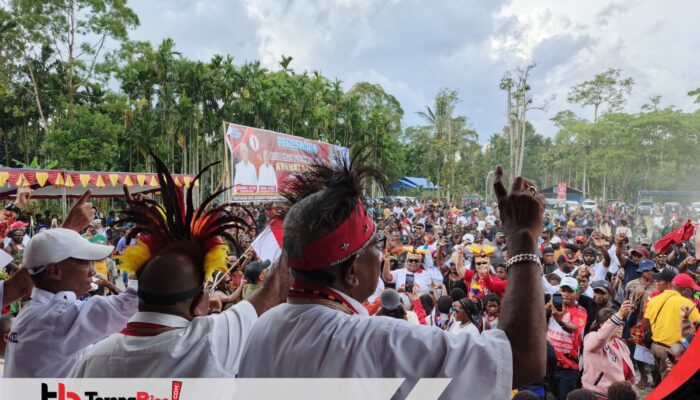 Massa Tumpah Ruah padati Kwamki Narama sambut Paslon Joel, Para Tokoh: Kami Bungkus Suara di 27 November