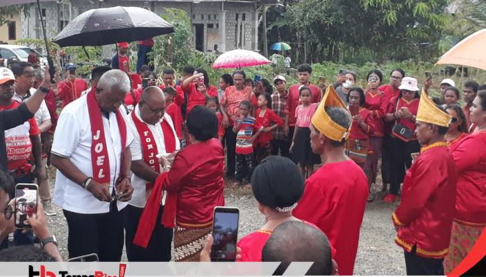 Ratusan Warga Bombay sambut Paslon JOEL, Ketua Dewan Adat : JR-EK adalah Harga Diri, Dukungan Kami bukan karena Uang