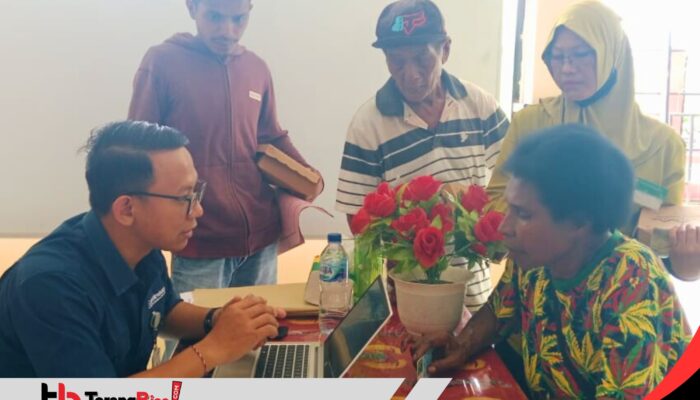 Setelah Sosialisasi, Warga Mawokauw Jaya Dibantu Mengecek Kepesertaan BPJS Kesehatan