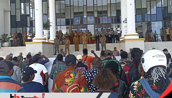 Geruduk Kantor Bupati, APA Tuntut Prioritas CPNS OAP, Pj Bupati Mimika: Saya Sayangkan Kenapa Baru Sekarang Kalian Bersuara, Mengapa? Tidak Sejak 10 tahun lalu 