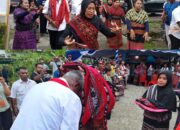 Kain Sarung Tenun Warga Alor Ikat Komitmen Bersama JOEL di Pilkada Mimika