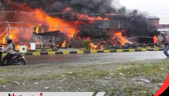 Kebakaran Hebat di Depan Lapangan Jayanti, Puluhan Kios Hangus Terbakar