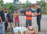 Bentuk Kepedulian, Personel Operasi Damai Cartenz 2025 Salurkan Bantuan Sembako di Yalimo