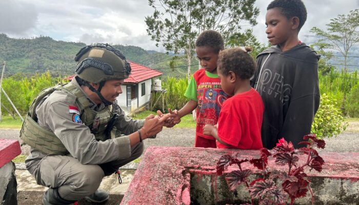 Satgas Ops Damai Cartenz-2025 Gelar Patroli Dialogis di Oksibil untuk Pererat Hubungan dengan Warga