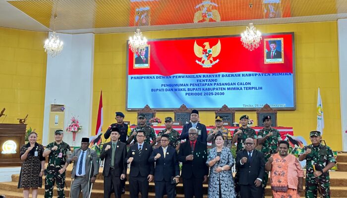 Gelar Sidang Paripurna, DPRD Mimika Tetapkan Johannes Rettob-Emanuel Kemong sebagai Bupati dan Wakil Bupati Mimika