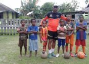 Mantan Pemain Persipura, Kabag Ops Polres Yalimo, Latih Sepak Bola Anak-Anak