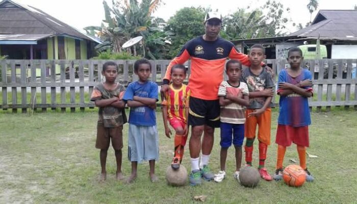 Mantan Pemain Persipura, Kabag Ops Polres Yalimo, Latih Sepak Bola Anak-Anak