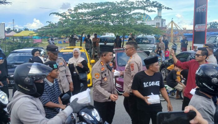 Sat Binmas Polres Mimika Bersama Komunitas Pecinta Roda 4 Bagikan Seribu Takjil untuk Pengguna Jalan