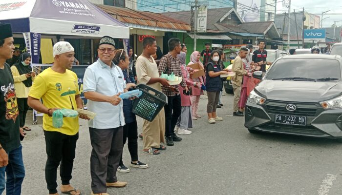 Pemuda Luwu Raya dan KKSS Mimika Bagi Seribu Paket Takjil Buat Warga