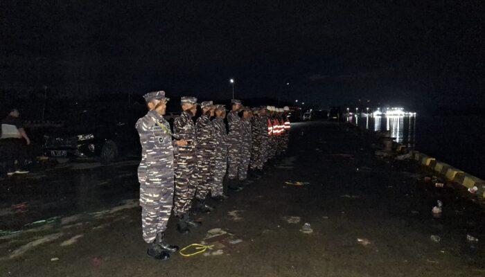 Lanal Timika Laksanakan Tradisi Merplug Sambut Kedatangan 2 KRI di Pelabuhan Pomako