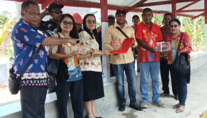 Sanggar Seni Musik Nawaripi Terima Cendramata Pada Event TIFF Diserahkan kepada Dinas Pariwisata Kebudayaan Pemuda dan Olahraga Mimika