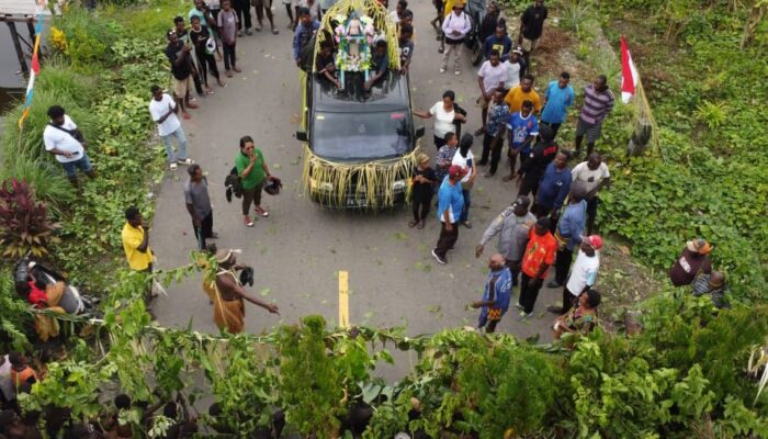 Momen Satgas TMMD Ikut Meriahkan Kegiatan Arak-Arakan Bunda Maria, Bukti Keharmonisan TNI dan Warga