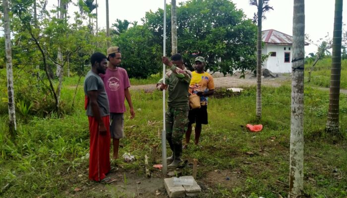 Wujudkan Akses Air Bersih, Satgas TMMD dan Warga Pasang Instalasi Pipa Sumur Bor di Kampung Iwaka