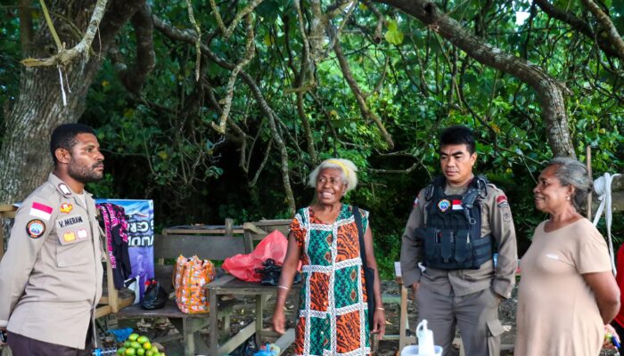 Dari Pantai Hecnuk ke Muara Tami, Satgas Humas Ops Damai Cartenz-2025 Tunjukkan Wajah Humanis Polri