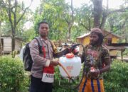 Bhabinkamtibmas Kampung Hangaitji Berikan Alat Pertanian Untuk Dukung Ketahanan Pangan Masyarakat