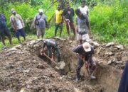 Bentuk Kepedulian, Personel Satgas TMMD 124 Kodim 1710/Mimika Bantu Warga Gali Kubur