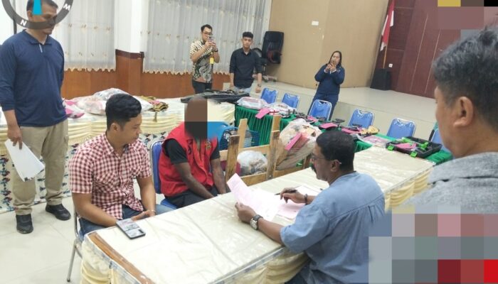 Satgas Ops Damai Cartenz serahkan tersangka Yuni Enumbi dan Barang Bukti Ratusan Amunisi ke Kejari Jayapura