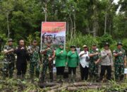 Program Unggulan Kasad “Menyatu Dengan Alam”, Satgas TMMD Kodim 1710/Mimika Tanam 500 Pohon Keras di Kampung Pigapu