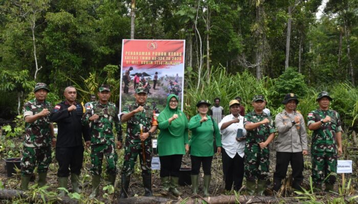 Program Unggulan Kasad “Menyatu Dengan Alam”, Satgas TMMD Kodim 1710/Mimika Tanam 500 Pohon Keras di Kampung Pigapu