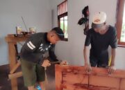 Satgas TMMD Lanjutkan Pembangunan: Pemasangan Pintu Rumah Dimulai, Warga Beri Apresiasi