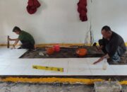 Satgas TMMD Mulai Pasang Keramik pada Proyek Rehab Gereja