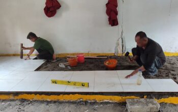 Satgas TMMD Mulai Pasang Keramik pada Proyek Rehab Gereja