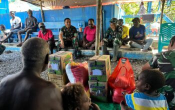 Bentuk Kepedulian, Dansatgas TMMD 124 Kodim 1710/Mimika Berikan Bantuan Di Acara Adat 7 Hari Salah Satu Warga Yang Sedang Berduka