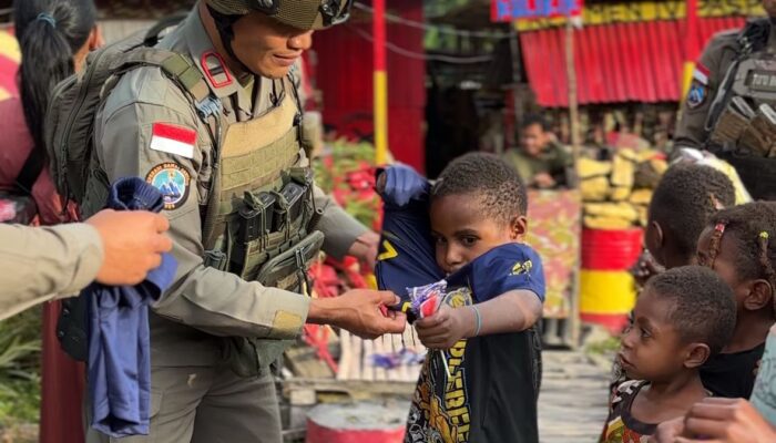 Satgas Ops Damai Cartenz 2025 Berbagi Kasih, Bagikan Pakaian untuk Anak-anak di Puncak Jaya