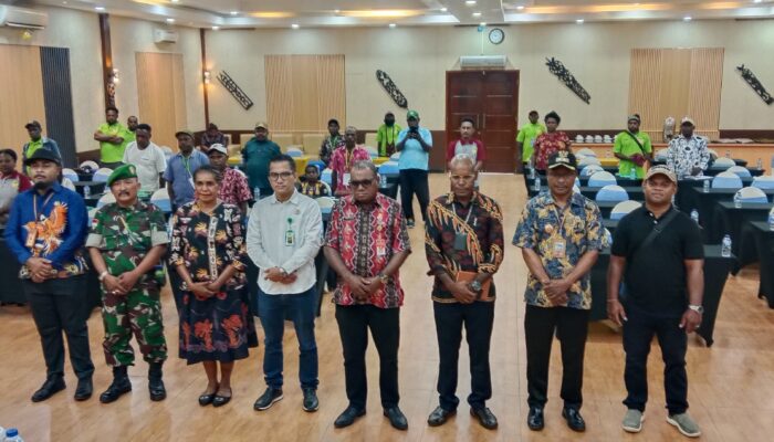 Distrik Kwamki Narama Gelar Bimtek Kebijakan dan Regulasi Tentang Desa, Yakobus Karet: Pemda Terus Dukung Peningkatan Kapasitas Perangkat Desa