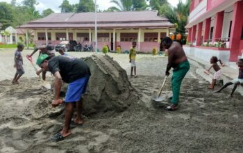 Jelang Penutupan, Personel Satgas TMMD Bersama Warga Gotong Royong Siapkan Lapangan untuk Kegiatan Bakti Sosial