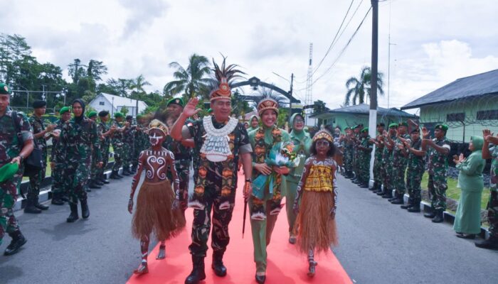 Pangdam XVII/Cenderawasih Kunker Ke Makodim 1710/Mimika, Diiringi Tarian Seka Khas Suku Kamoro