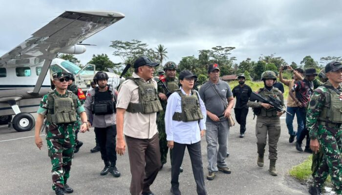 Dua Menteri Kabinet Kunjungi Nduga, Polwan Ops Damai Cartenz Dilibatkan dalam Pengamanan