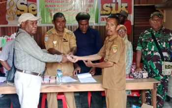 Pemkam Nawaripi Serahkan Dana Rehab Rumah dan Pembersihan Saluran Air Tahap Pertama Senilai Rp 30 Juta per RT