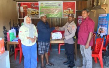 Peringati HUT ke-79 Polri, Kampung Nawaripi Beri Penghargaan kepada Dua Anggota Polisi Atas Dedikasinya