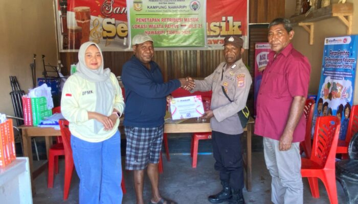 Peringati HUT ke-79 Polri, Kampung Nawaripi Beri Penghargaan kepada Dua Anggota Polisi Atas Dedikasinya