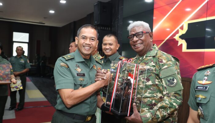 Bupati Johannes Rettob dan Dandim 1710/Mimika Terima Penghargaan Dansatgas Terbaik di Tingkat Nasional dalam Rapat Koordinasi TMMD ke-125