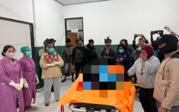 Respons Cepat Satgas Ops Damai Cartenz Bersama TNI Evakuasi Jenazah Tukang Ojek Korban Pembacokan OTK di Puncak Jaya