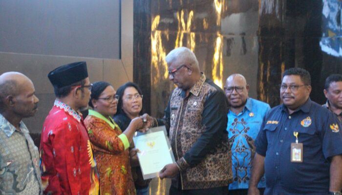 Pemkab Mimika Serahkan Sertifikat Tanah, Bupati Ingatkan Masyarakat Jangan Jual Tanah Adat