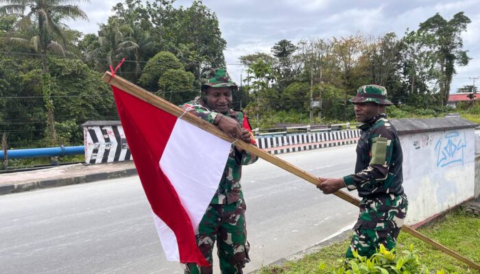 Sambut Bulan Kemerdekaan, Kodim 1710/Mimika Pasang Bendera Merah Putih Di Sepanjang Jalan
